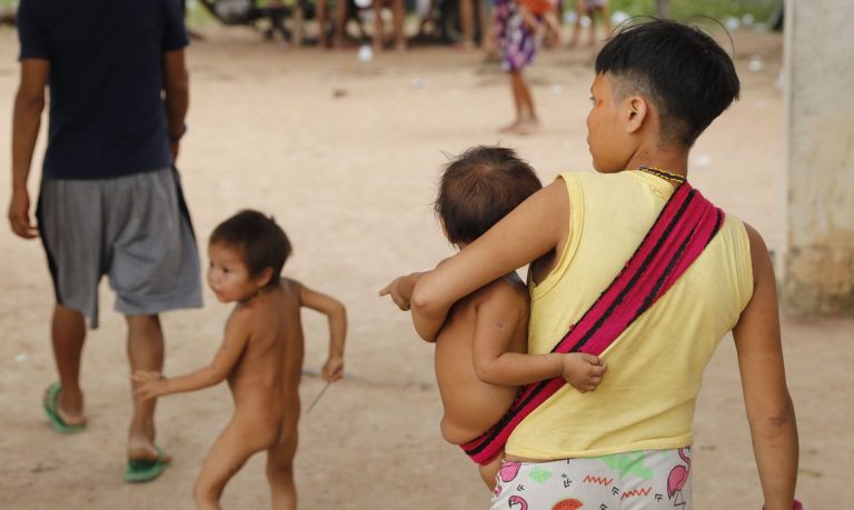 Mortalidade infantil Yanomami é 10 vezes maior que a do país