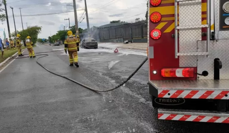 Carro pega fogo na entrada de Aracaju