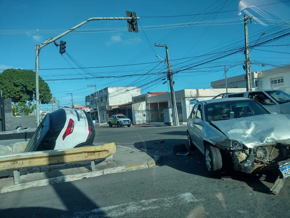 Carro cai em canal na Avenida Gentil Tavares, em Aracaju — Foto: Paula Azevedo