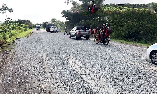 Caminhão sai da pista e derrama carga na BR-235