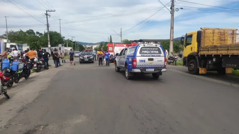 Homem morre em colisão entre moto e caminhão