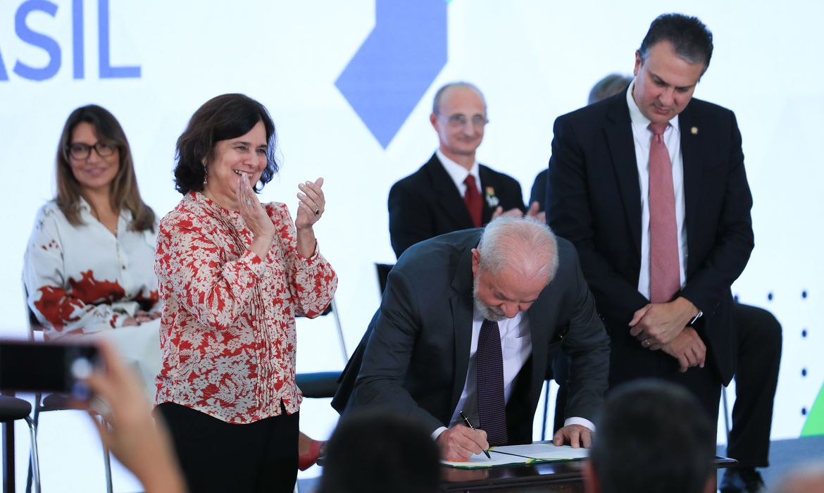 Brasília (DF) 20/03/2023 Presidente da República, Luiz Inácio Lula da Silva, e a ministra da Saúde, Nísia Trindade, durante solenidade que anunciou a retomada do programa Mais Médicos para o Brasil.
(Foto: Lula Marquês)