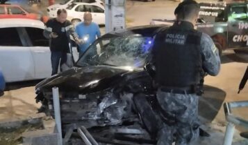 Condutor embriagado colide em viatura e mureta de delegacia
