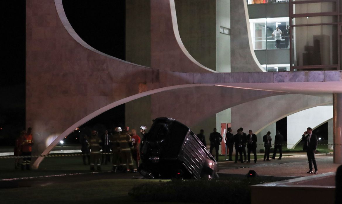 Brasília (DF) 21/03/2023  Carro caiu no espelho D'água do Palacio do Planalto.