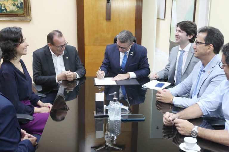 Governador Fábio Mitidieri transmite cargo para o vice, Zezinho Sobral