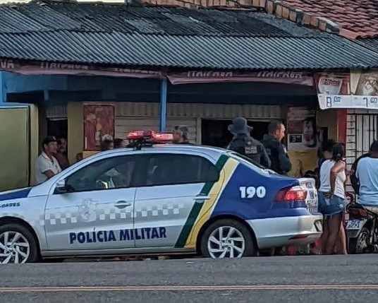 Mãe embriagada é presa após negligenciar atenção à filha em Salgado