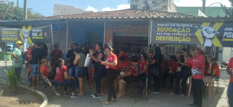Pela educação e direitos, professores realizam manifestação em Poço Verde