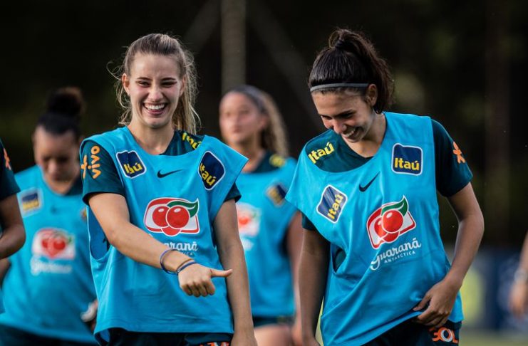 Luiza Travassos (direita) em treino da seleção brasileira feminina sub-20 - Victor Monteiro/CBF/Direitos Reservados