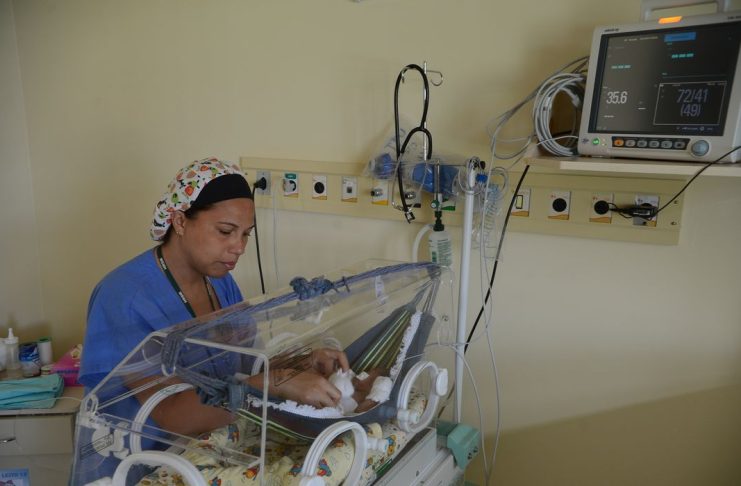Brasília – Bebês prematuros que nascem no Hospital Regional de Santa Maria, região administrativa localizada a 26 km de Brasília, estão sendo colocados em mini-redes de algodão adaptadas dentro das incubadoras como uma alternativa para melhorar o conforto dos pequenos. Outra opção oferecida no local é a música clássica e instrumental como som ambiente na unidade de terapia intensiva (UTI) neonatal.