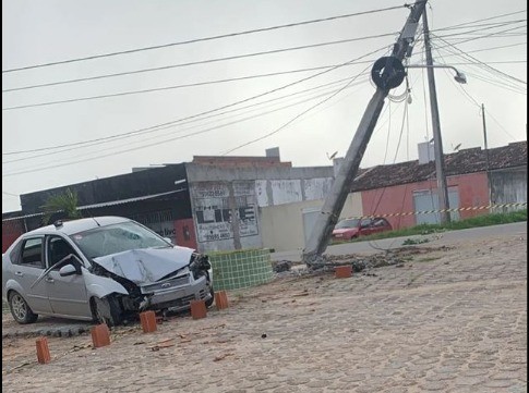 Motorista morre ao colidir carro contra poste em Poço Verde