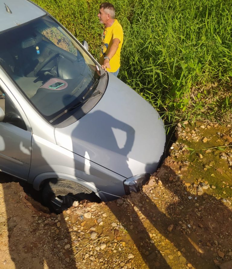 Veículo de passeio cai em vala na cidade de Lagarto