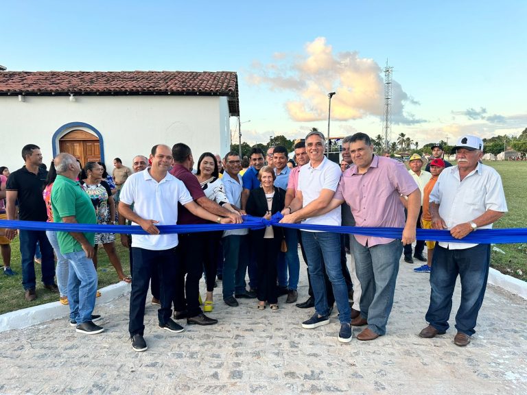 Em Japoatã, Fábio Reis entrega equipamentos e pavimentações