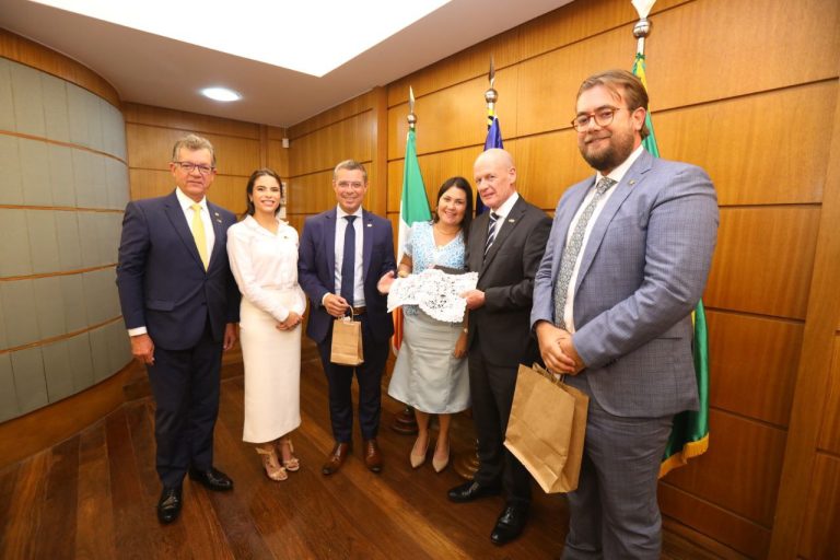 Embaixador da Irlanda aceita convite conhecer produção da renda irlandesa em SE