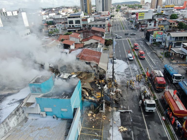 Prédio de tecnologia desaba após grande incêndio em Aracaju