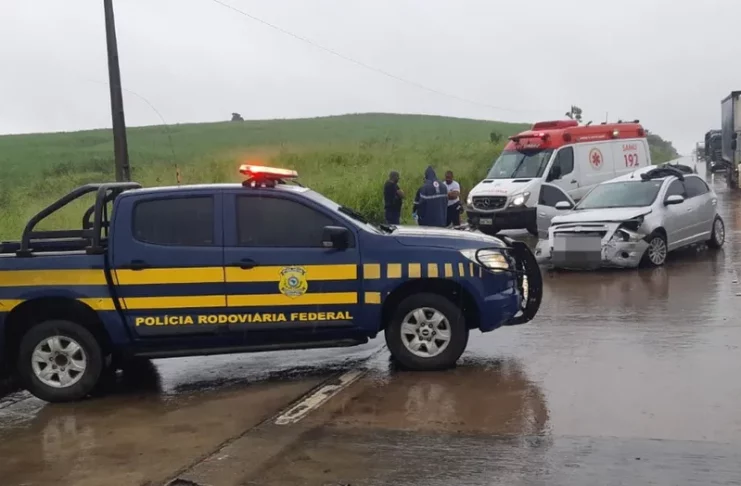 Acidente na BR-101 deixa uma pessoa morta e três feridas — Foto: PRF/SE