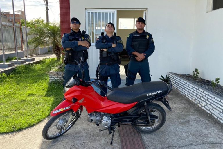 PM apreende motocicleta com restrição de roubo/furto em Simão Dias