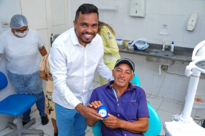 Prefeitura de Lagarto segue realizando entrega de próteses dentárias para usuários do SUS