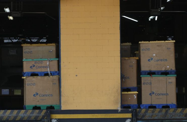 Movimento no Centro de Tratamento de Encomendas dos Correios, em Benfica