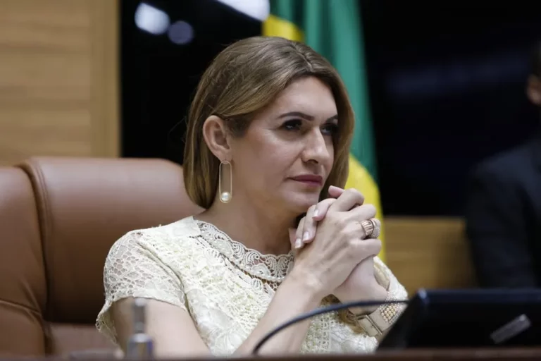 Linda Brasil é a primeira mulher trans a presidir sessão na ALESE