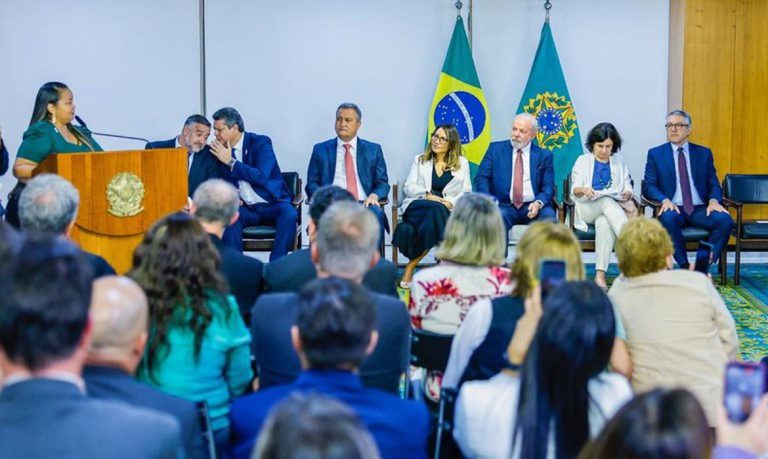 Lula assina PL que garante verba para piso da enfermagem