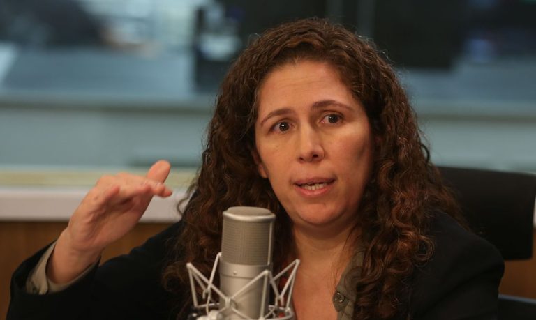 Primeiros concursos públicos serão lançados em 10 de abril, diz ministra