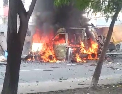 Ambulância pega fogo e explode após pane elétrica em Aracaju