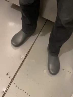 Funcionário do Burguer King faz xixi nas calças por não poder ir ao banheiro