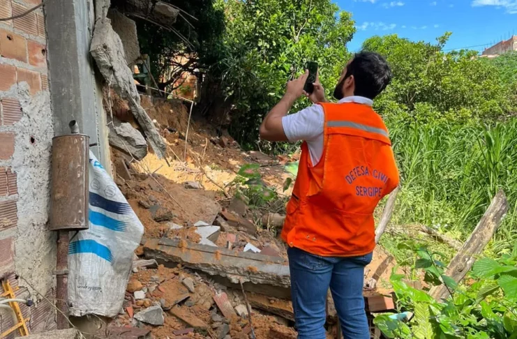 Defesa Civil faz vistoria em terreno onde aconteceu desabamento — Foto: Defesa Civil
