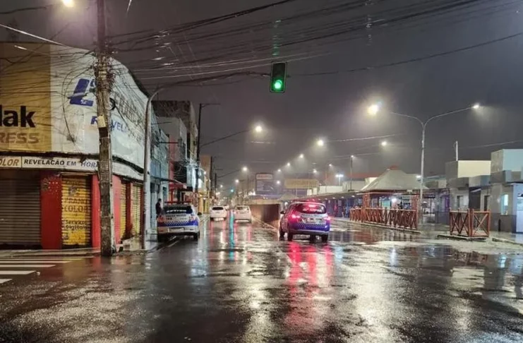 Motociclista morreu ao se chocar em muro no Centro de Aracaju (SE) — Foto: PMSE