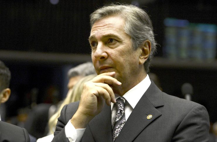 Brasília  - O senador Fernando Collor de Mello participa da sessão do Senado destinada a analisar e votar projetos orçamentários. Entre os projetos o PLN 5/15, que ajusta a meta fiscal (Valter Campanato/Agência Brasil)