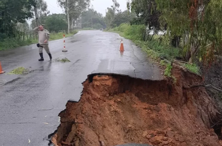 Trecho da rodovia SE-200 cede e forma cratera — Foto: Rômulo Fotógrafo/Ascom Propriá