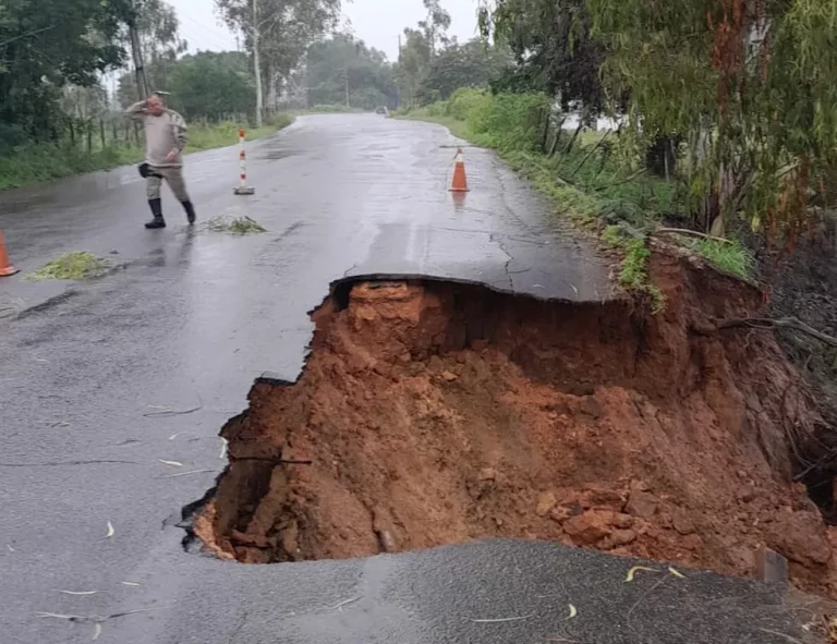 Rodovia SE-200 cede e forma cratera em Propriá