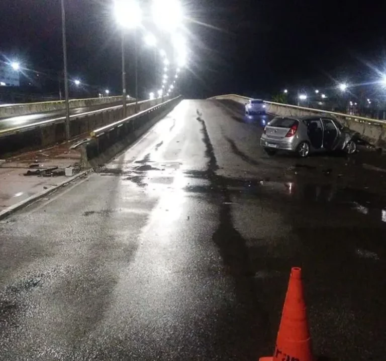 Motorista morre ao bater veículo em mureta de viaduto