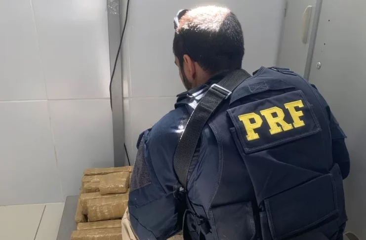 Homem é preso com mais de 13 quilos de drogas em ônibus interestual — Foto: PRF/SE