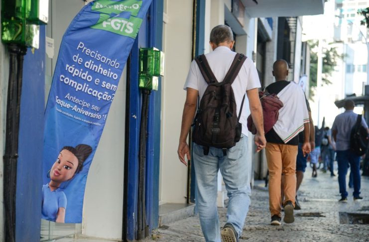 Rio de Janeiro (RJ), 23/05/2023 – Bandeira com propaganda oferece empréstimo em rua movimentada, no centro da capital fluminense. Foto: Tomaz Silva/Agência Brasil