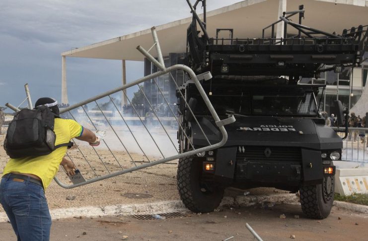 Manifestantes fazem ato contra governo no dia 8 de janeiro 2023