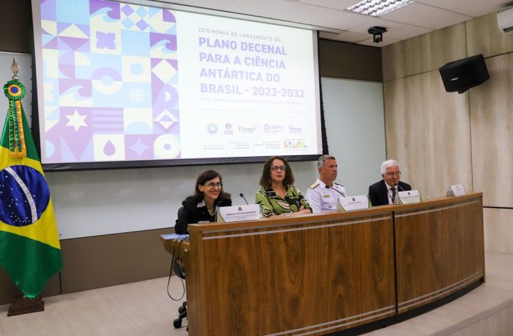 Brasília (DF), 22/05/2023 - Lançamento do Plano Decenal para a Ciência Antártica do Brasil. Na mesa a Sec. de Politicas e Programas Estratégicos SEPPE - MCTI, Marcia Cristina Barbosa, Ministra da Ciência, Tecnologia e Inovação, Luciana Santos, o secretário da Comissão Interministerial para os Recursos do Mar, contra-almirante Marco Antônio Linhares Soares, e o Diretor Científico do CNPq, Olival Freire. Foto: Wilson Dias/Agência Brasil