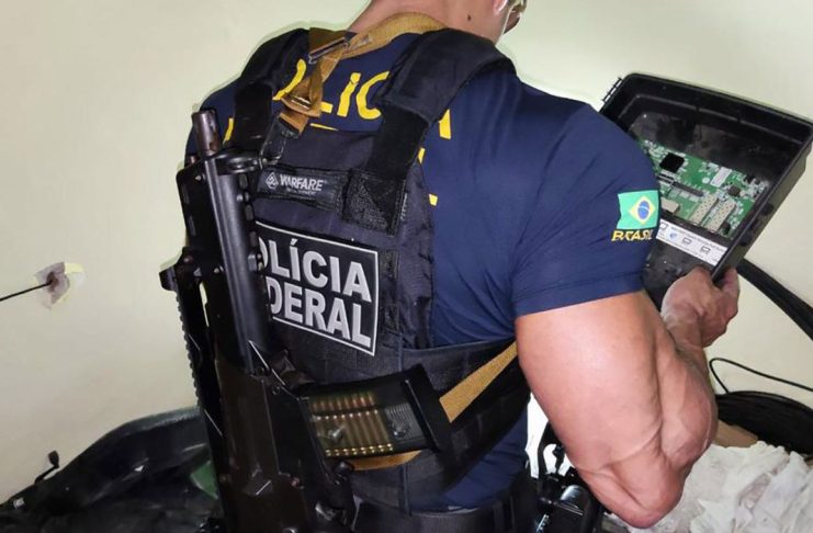 Rio de Janeiro (RJ), 03.05.2023 - Agente da PF atua na Operação 'Sem Mega', contra empresa suspeita de monitorar ações policiais, no Rio de Janeiro. Foto: Polícia Federal-RJ