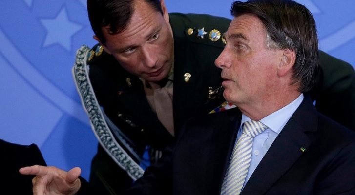 Polícia Federal faz buscas na casa de Jair Bolsonaro e prende seu ex-ajudante