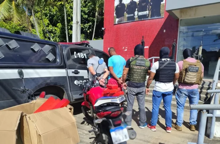 Os presos e material apreendido foram levados para Delegacia Regional de Itabaiana (SE) — Foto: PMSE