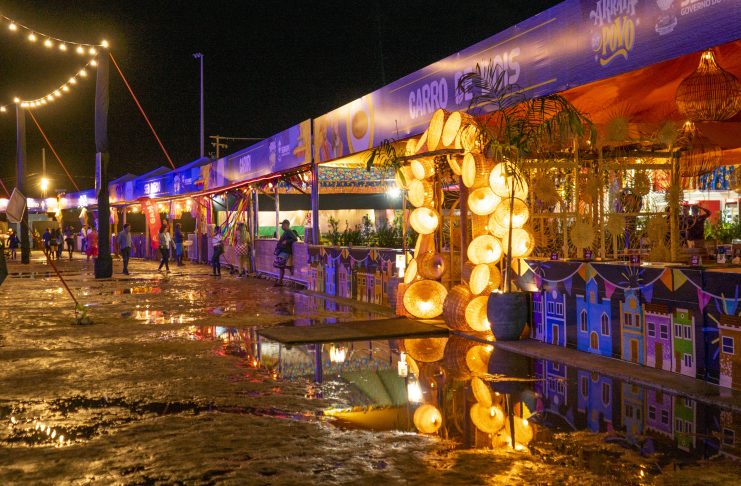 Estrutura dos bares e restaurantes estão montadas na Arena de Shows do Arraiá do Forró, na Orla da Atalaia | Foto: Moema Costa