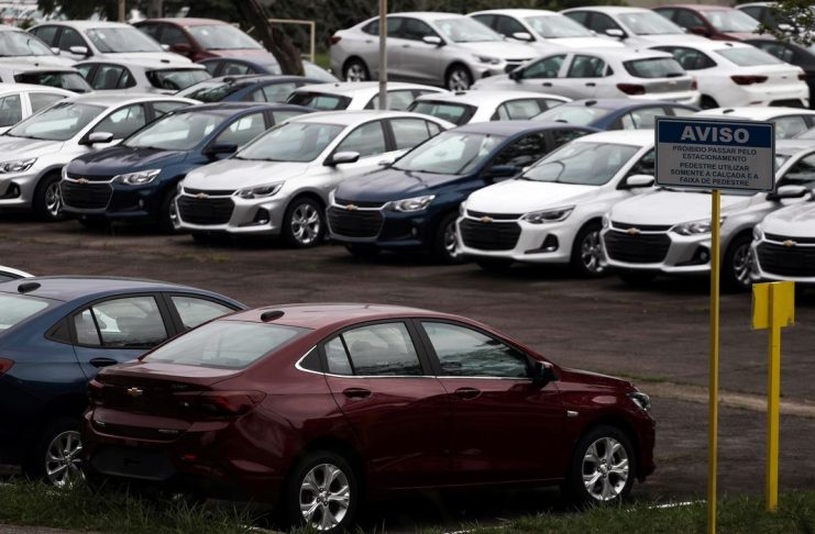 Carros novos em pátio de fábrica da General Motors em São José dos Campos (SP) 
19/03/2020
REUTERS/Roosevelt Cassio