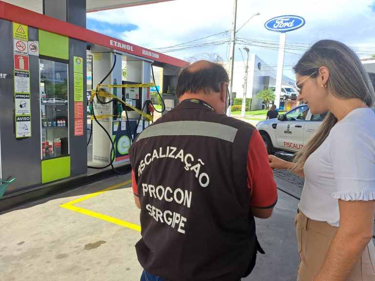 Posto é interditado por adulteração de combustíveis em Aracaju