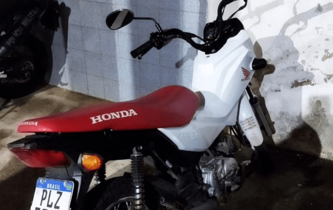 PM flagra homem com CNH cassada empinando moto em Lagarto