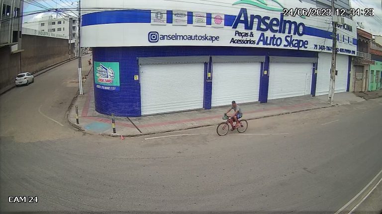 Vídeo: Homem furta pertences de van da cantora Aline Souza