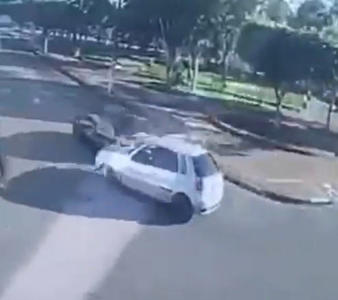 Assista: Câmera flagra colisão entre veículos em Lagarto