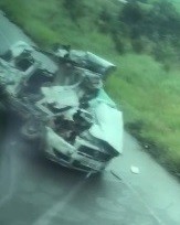 Homem morre e caminhonete fica destruída após colisão contra ônibus em Lagarto