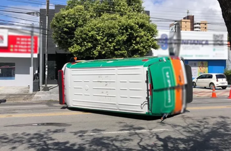 Ambulância em atendimento bate contra carro em Aracaju — Foto: Willekns de Sousa Lemos