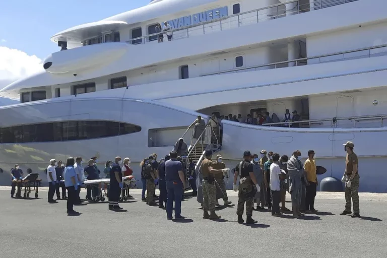 Barco que levava migrantes afunda e deixa 78 mortos