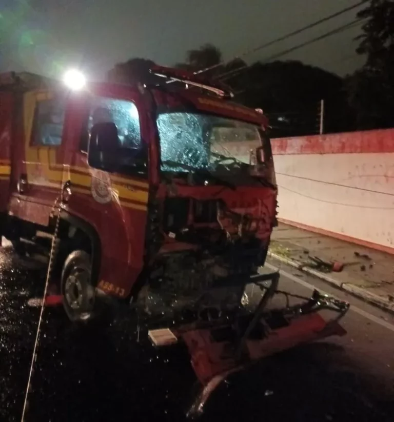 Colisão entre caminhão do Corpo de Bombeiros e carro deixa duas pessoas feridas